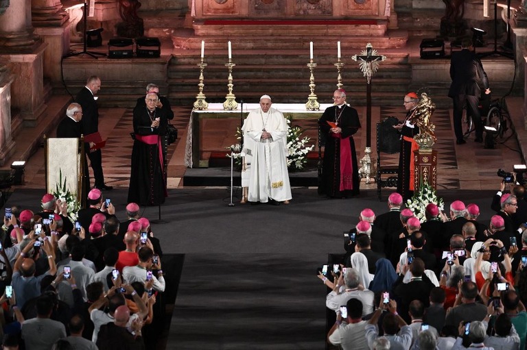 ポルトガル・リスボンを訪問したローマ・カトリック教会のフランシスコ教皇/Marco Bertorello/AFP/Getty Images