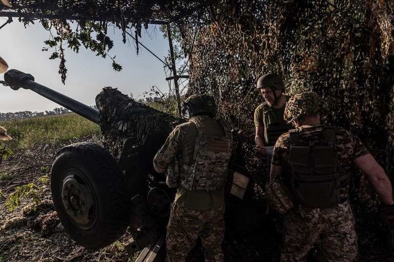 ロシア軍へ砲撃を行うウクライナ兵士＝７月２７日、ウクライナ・アウディイウカ/Carcedo/Anadolu Agency/Getty Images