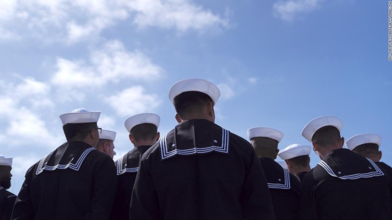 米カリフォルニア州サンディエゴ・ポイント・ロマにある海軍基地の海軍水兵ら＝３月１３日/Eric Thayer/Bloomberg/Getty Images/FILE
