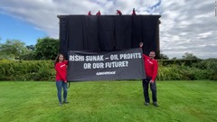 環境活動家、英首相の私邸を黒い布で覆う抗議運動　北海の資源採掘に反対