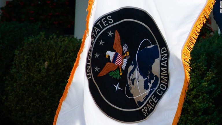 米宇宙軍司令部の創設式が開かれた２０１９年８月、ホワイトハウスに掲げられた旗/Evan Vucci/AP