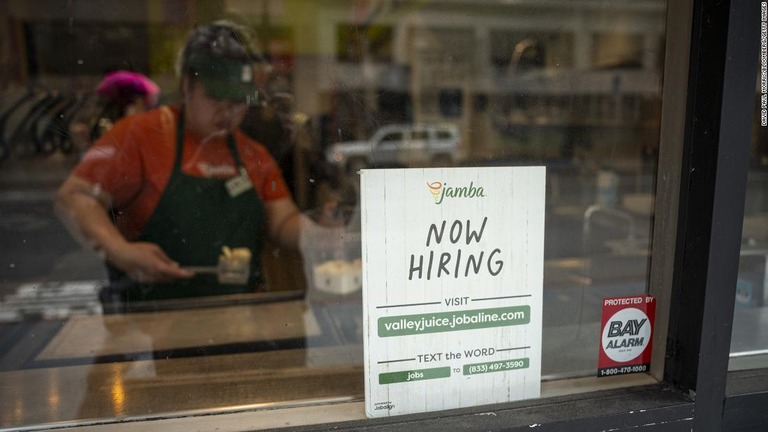 米サンフランシスコにあるスムージーのチェーン店前に掲示された従業員募集の貼り紙/David Paul Morris/Bloomberg/Getty Images
