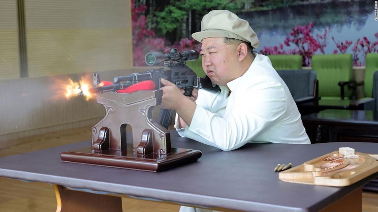 朝鮮中央通信（ＫＣＮＡ）が公表した、軍需工場で銃を撃つ金正恩（キムジョンウン）総書記の様子/KCNA/Reuters