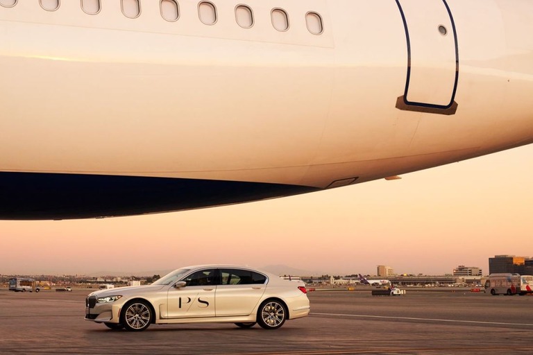 機体とラウンジとの間は車で送迎してくれる/PS LAX