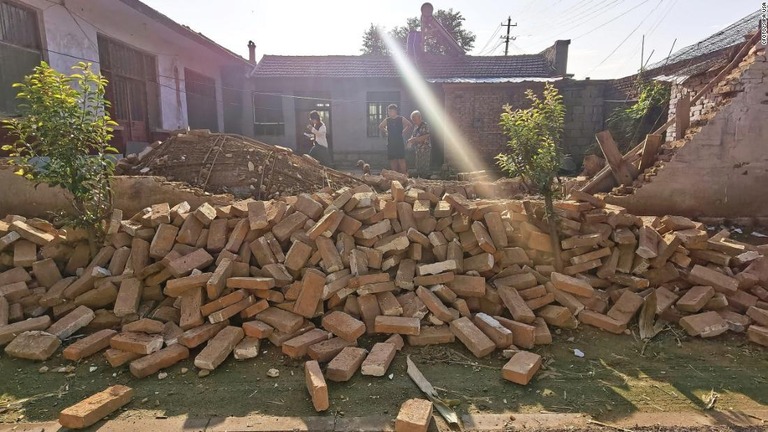 ６日未明に発生した地震により住宅１２６棟が倒壊したという/CFOTO/Sipa USA