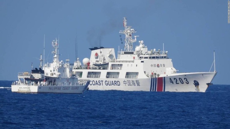 フィリピン沿岸警備隊は、南シナ海で、中国海警局の艦船がフィリピン沿岸警備隊の艦船に対して危険行為を行うなどしたとして非難した/Philippine Coast Guard/AP