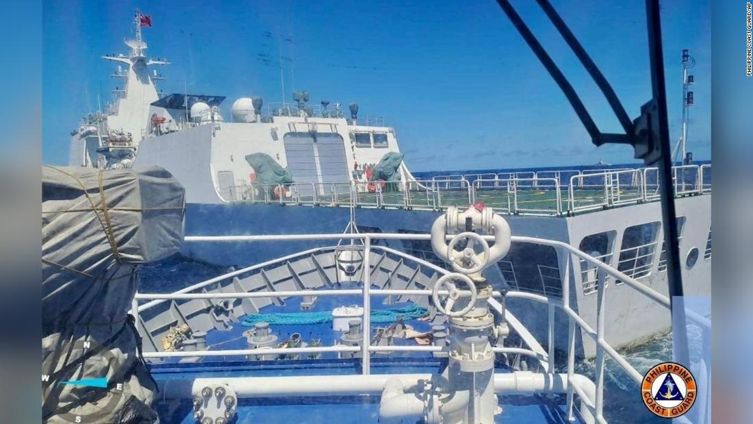 フィリピン沿岸警備隊が公開した、中国海警局の艦船がフィリピン側の進路を遮ったとする画像/Philippine Coast Guard/AP