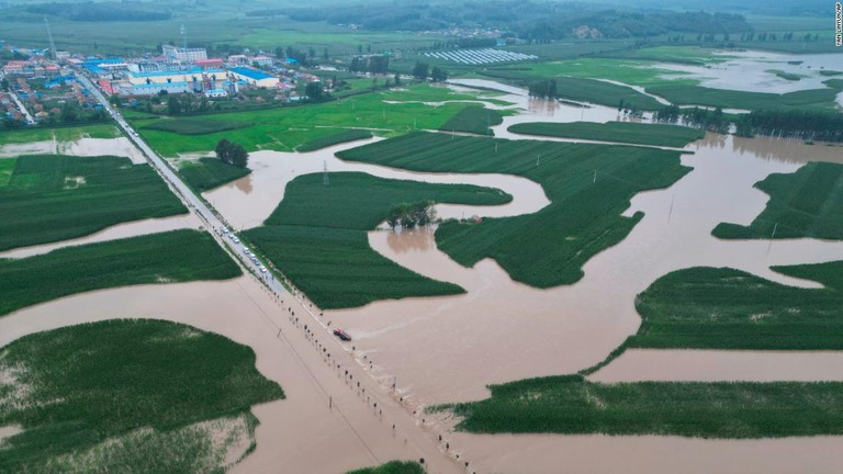 中国北東部の穀倉地帯では豪雨による大規模な洪水が発生し、農地の浸水被害も広がっている/Yan Linyun/AP