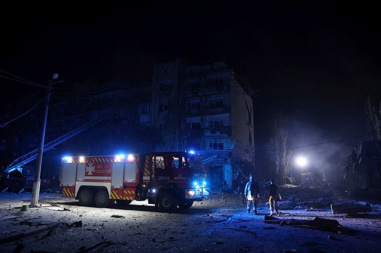 損壊した建物で作業する救急隊＝７日、ウクライナ・ドネツク州ポクロウスク/Anatolii Stepanov/AFP/Getty Images