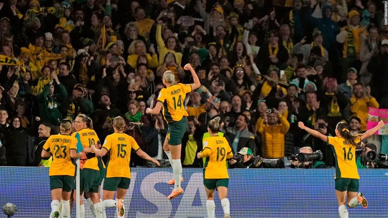 デンマーク戦で先制点を挙げ喜ぶサッカー女子のオーストラリア代表/Rick Rycroft/AP