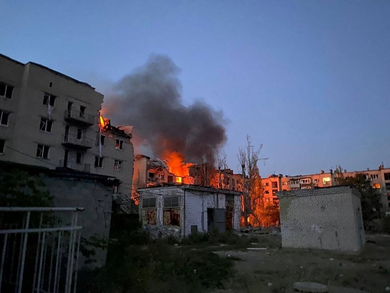 ウクライナ東部ドネツク州にある居住用の建物がロシア軍のミサイル攻撃を受けた/Head of the Donetsk Regional Military Administration Pavlo Kyrylenko/Reuters/Handout