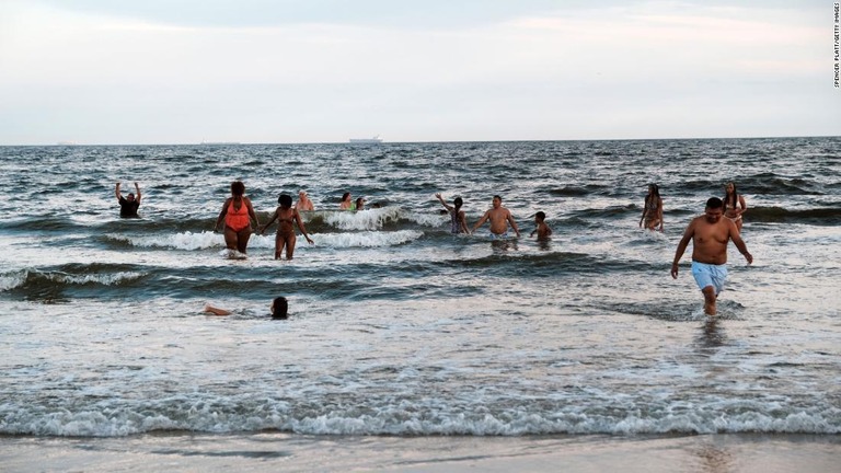 ニューヨーク市クイーンズ区のビーチで午後を過ごす海水浴客＝２０２２年８月５日撮影/Spencer Platt/Getty Images