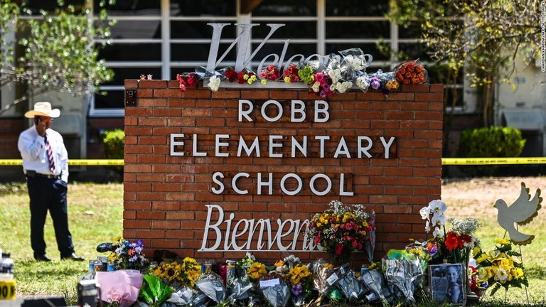 米テキサス州ユバルディの小学校での銃乱射では児童ら２１人が死亡した/Chandan Khanna/AFP/Getty Images