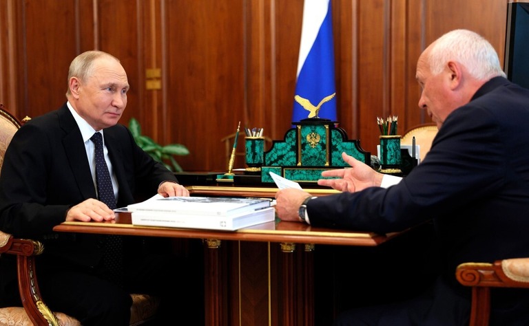 ロシアのプーチン大統領（左）とロステクのチェメゾフ社長/Kremlin Press Office