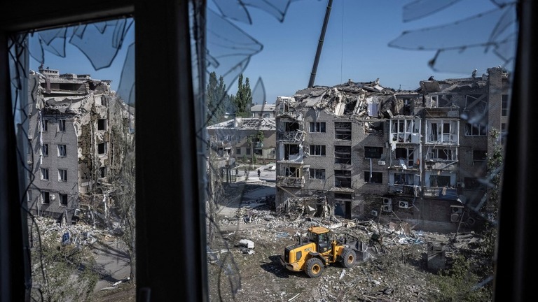 ロシア軍により破壊された現場。救助隊員が重機を使いながら作業を行っている＝８日、ウクライナ・ドネツク州ポクロウスク/Viacheslav Ratynskyi/Reuters