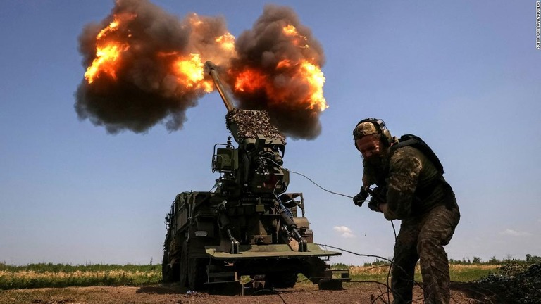 東部バフムート近郊でロシア軍の陣地に向けて自走式榴弾砲を発射するウクライナ兵/Sofiia Gatilova/Reuters