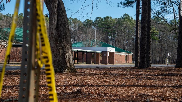 銃撃事件が発生した小学校＝１月７日、米バージニア州ニューポートニューズ/Jay Paul/Getty Images