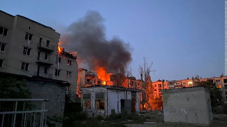 ロシアからの攻撃により建物が破壊され火災が発生した＝７日、ウクライナ・ドネツク州ポクロウスク/Head of the Donetsk Regional Military Administration Pavlo Kyrylenko/Reuters/Handout