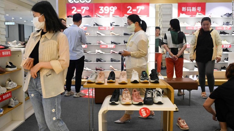 北京のショッピングモールの靴売り場を訪れる買い物客/Wang Zhao/AFP/Getty Images
