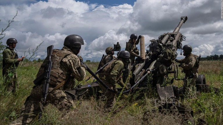 米国が供与したＭ７７７榴弾砲でロシア軍の陣地への砲撃を準備するウクライナ軍の兵士/Evgeniy Maloletka/AP