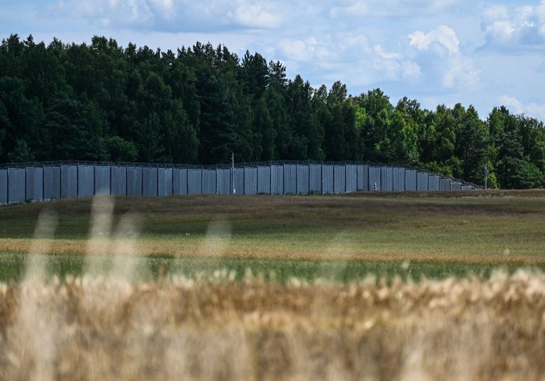 ポーランドとベラルーシの国境に設置された金属壁/Omar Marques/Getty Images