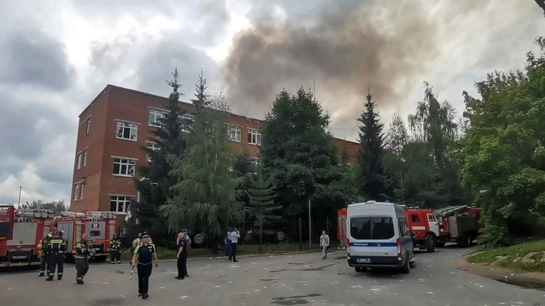 モスクワ近郊の工場から煙が立ち上る/Administration of Sergiev Posad Telegram Channel/AP