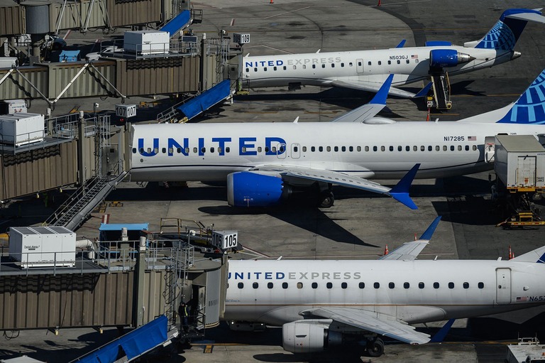 ニュージャージー州の空港に駐機中のユナイテッド航空機＝３月９日/Ed Jones/AFP/Getty Images/FILE