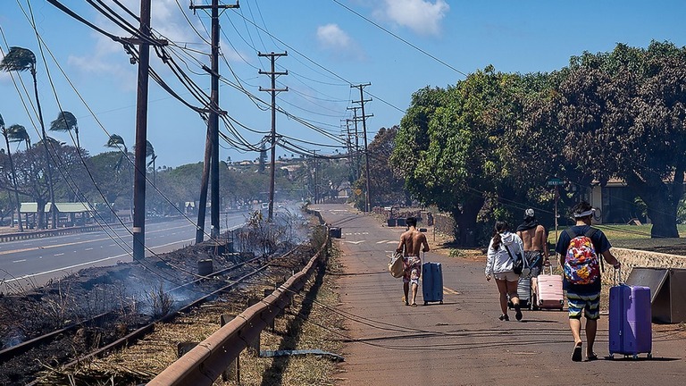 山火事に襲われたマウイ島ラハイナで、スーツケースに所持品を詰めて運ぶ住人＝１０日/Kuëu Kauanoe/Civil Beat/ZUMA Press