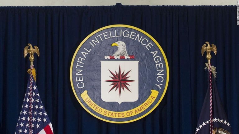 米バージニア州ラングレーの本部に掲げられたＣＩＡの標章/Saul Loeb/AFP/Getty Images