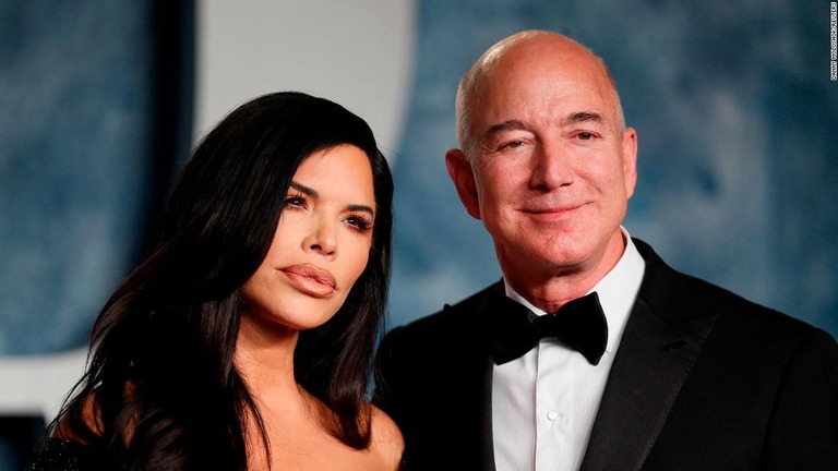 マウイ島復興支援への寄付を表明したベゾス氏（右）と婚約者、Ｌ・サンチェスさん/Danny Moloshok/Reuters