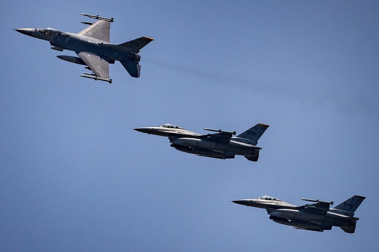 米国とフィリピンとの合同演習で編隊を組む米軍のＦ１６戦闘機＝５月、フィリピン・マバラカット/Ezra Acayan/Getty Images/File
