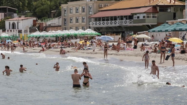 ウクライナの港湾都市オデーサの海岸は、かつては国内外からの観光客でにぎわっていた/Serhii Smolientsev/Reuters