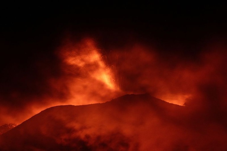 エトナ山から噴煙が南方に向かい、飛行場が閉鎖に/Marco Restivo/Etna Walk/Reuters