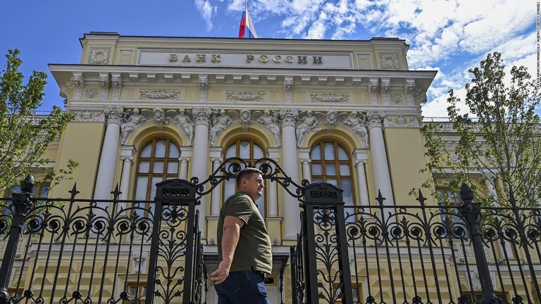 ロシアの通貨ルーブルが約１年５か月ぶりの安値水準となった/Sefa Karacan/Anadolu Agency/Getty Images