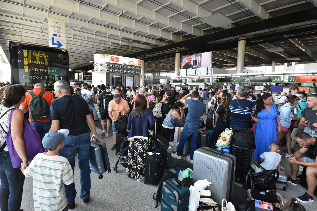 足止め状態の旅行客＝カターニア国際空港/Orietta Scardino/EPA-EFE/Shutterstock