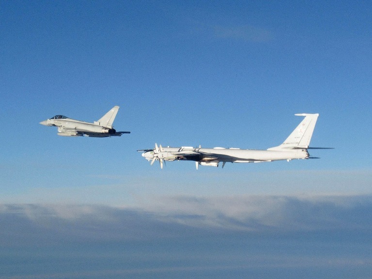 英王立空軍の戦闘機タイフーン（左）がロシアの爆撃機を監視＝１４日/MoD/AP