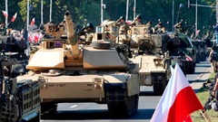 ポーランド、数十年で最大規模の軍事パレード　欧州で影響力拡大する中