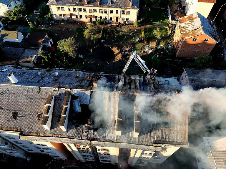 ロシアのミサイル攻撃により破壊された建物＝１５日、ウクライナ・リビウ/State Emergency Service of Ukraine/Reuters