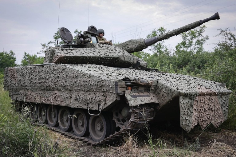 スウェーデン製歩兵戦闘車のＣＶ９０を走行するウクライナ兵＝６月２５日、ウクライナ・ドネツク州バフムート近郊/Roman Chop/AP