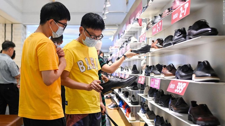 北京のショッピングモールの靴売り場を訪れる買い物客/Wang Zhao/AFP/Getty Images