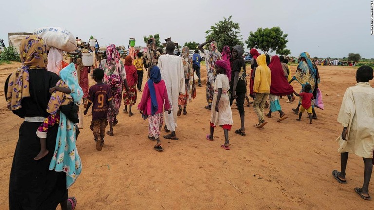 スーダン・ダルフール地方の紛争地域から逃れ、隣国チャドへ入ろうとする人々/Zohra Bensemra/Reuters