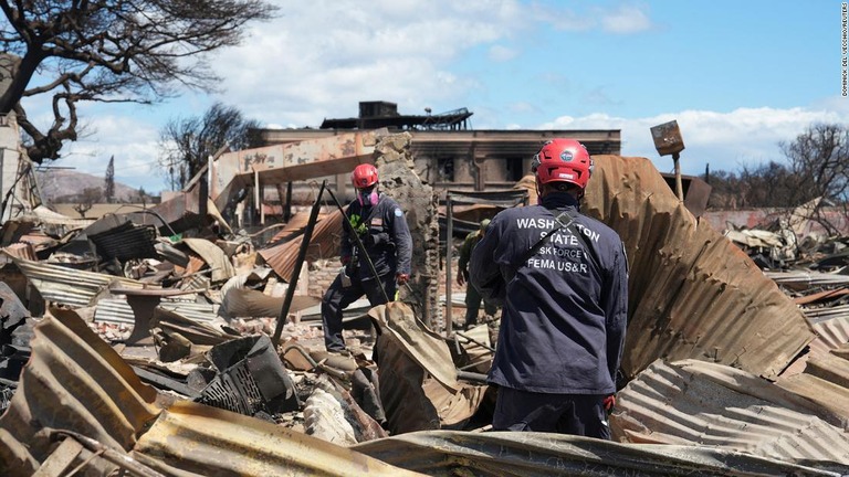 活動を続ける捜索救助チームの隊員＝２０日、ハワイ州ラハイナ/Dominick Del Vecchio/Reuters