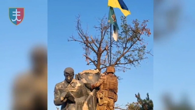 東部ドネツク州ウロジャイネで撮影されたとみられる映像にはウクライナ国旗を掲げる兵士の姿が映っている/35th Separate Marine Brigade