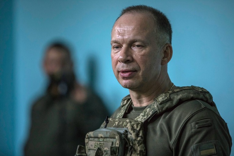 ウクライナ戦闘員らに話すシルスキー司令官＝７月２日、ウクライナ東部ドネツク州/Yuriy Mate/Global Images Ukraine/Getty Images