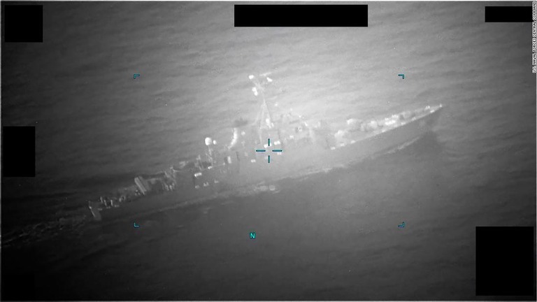 今年７月、オマーン湾で商用タンカーに近づくイラン海軍のコルベット艦を捉えた画像/U.S. Naval Forces Central Command