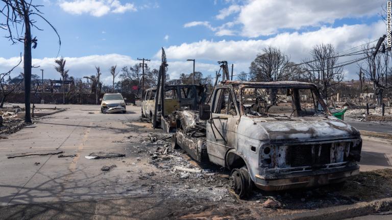 ラハイナの路上で燃えた車両＝８月１０日/Evelio Contreras/CNN