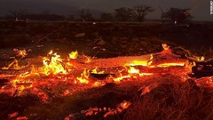 マウイ島の町キヘイの山火事で上がった火の手＝８月９日