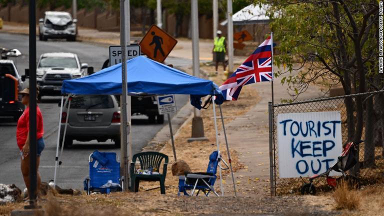 ハワイ州の旗の下に掲げられた観光客の立ち入りを禁止する文言＝８月１６日/Patrick T. Fallon/AFP/Getty Images