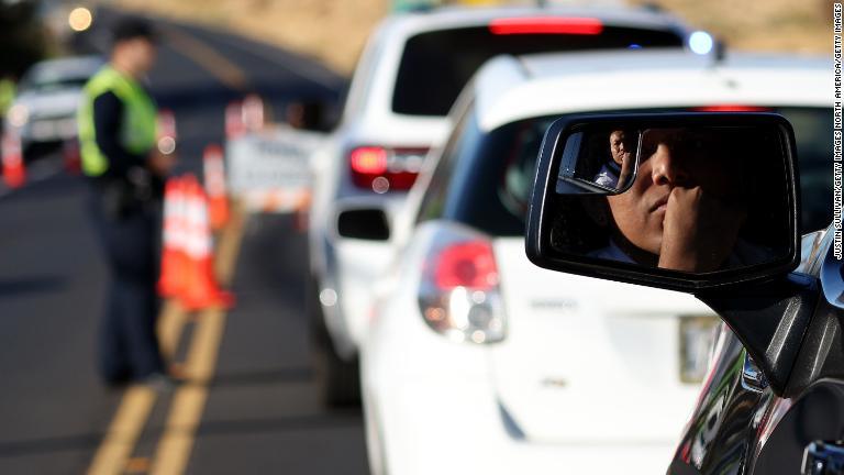 ラハイナに入る検問の前で待機する車両＝８月１２日/Justin Sullivan/Getty Images North America/Getty Images