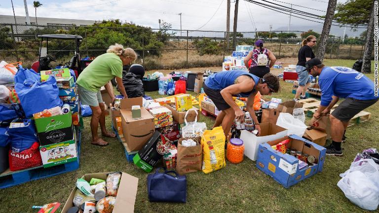 缶詰め食品などを箱に詰めるボランティア/Mengshin Lin/The Washington Post/Getty Images